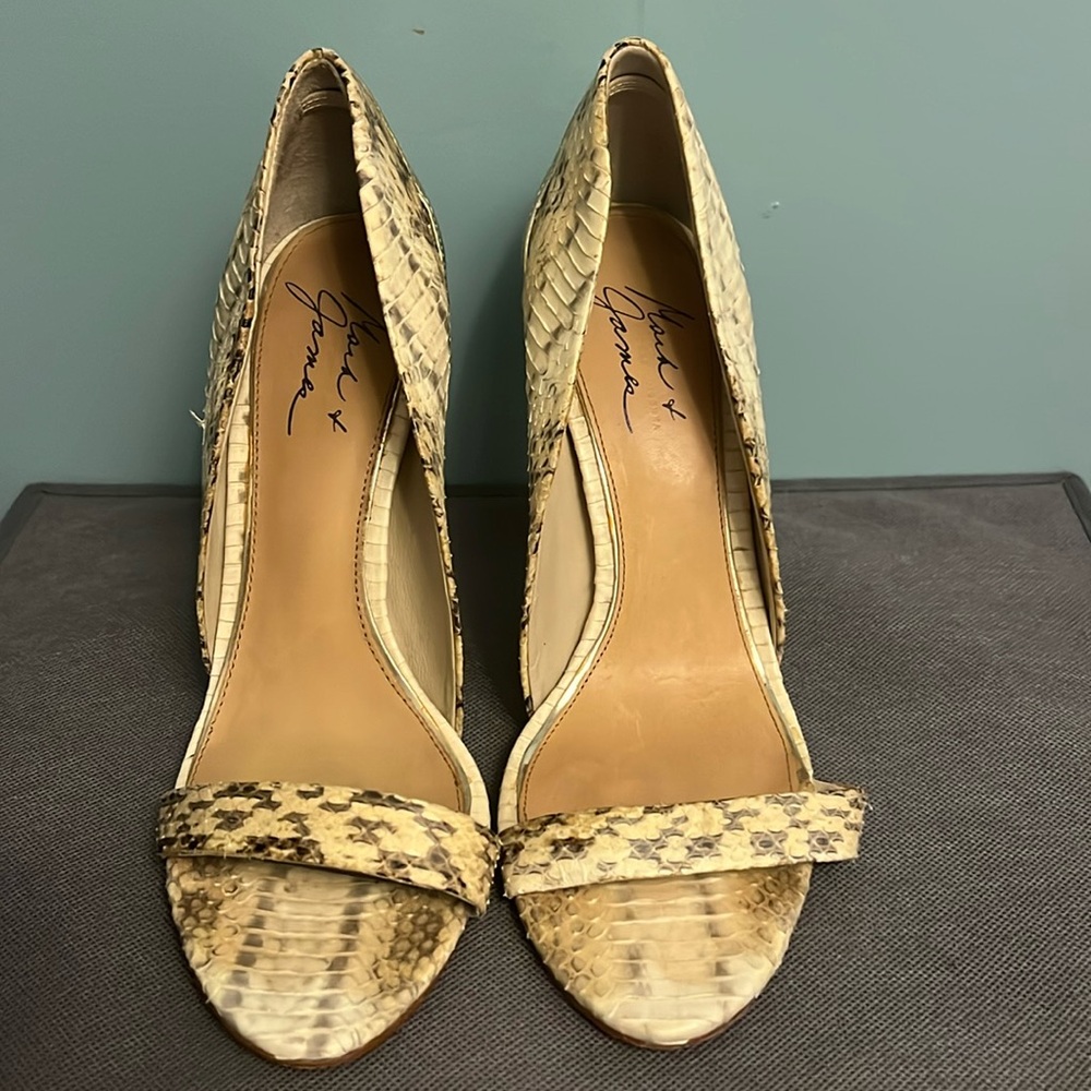 BADGLEY MISCHKA heels sz 8 M snake print